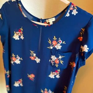 Lily White size L NWOT blue floral blouse with button detail on back